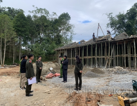 Đại tá Thăng Quang Huy, Phó Giám đốc Công an tỉnh kiểm tra tiến độ xây dựng trụ sở Công an xã Phúc Lộc, huyện Ba Bể