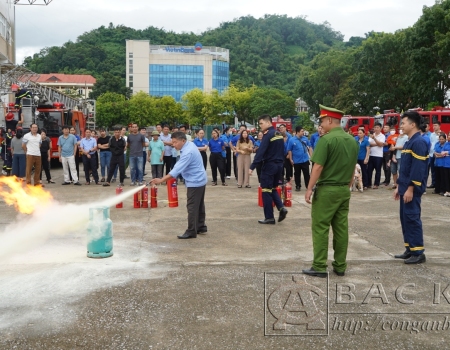 Tuyên truyền, hướng dẫn người dân sử dụng bình cứu hoả giúp chữa cháy ban đầu, góp phần ngăn chặn ngọn lửa lây lan.