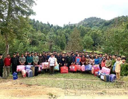 Đoàn thiện nguyện tặng chăn ấm cho bà con