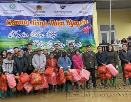Lãnh đạo, cán bộ chiến sĩ phòng An ninh nội địa và Hội phụ nữ Khối An ninh tặng quà cho các hộ gia đình