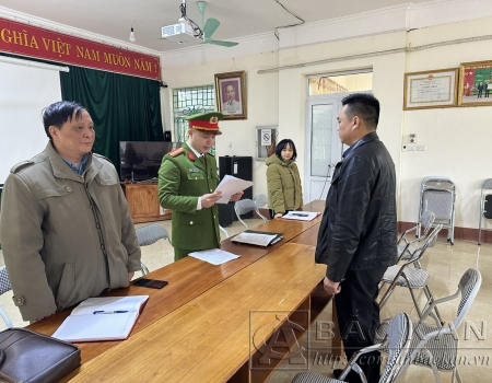Cơ quan CSĐT Công an tỉnh Bắc Kạn tống đạt quyết định khởi tố bị can, lệnh cấm đi khỏi nơi cư trú đối với Lý Ngọc Thành