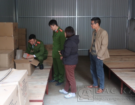 Phòng Cảnh sát QLHC về TTXH Công an tỉnh hướng dẫn, kiểm tra an toàn tại cơ sở kinh doanh pháo hoa tại huyện Chợ Đồn