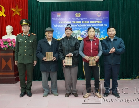 Đại diện cấp uỷ, lãnh đạo đơn vị Khối tặng quà cho các hộ nghèo