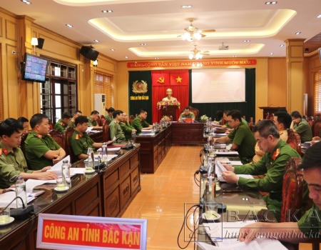 Đại tá Hà Văn Tuyên, Uỷ viên Ban thường vụ Tỉnh uỷ, Bí thư Đảng uỷ, Giám Đốc Công an tỉnh chủ trì hội nghị tại điểm cầu Công an Bắc Kạn