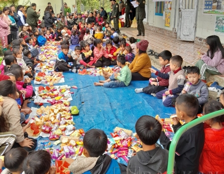 Tổ chức cho các cháu liên hoan bánh kẹo