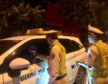 Phòng CSGT Công an tỉnh Bắc Kạn kiểm tra nồng độ cồn người điều khiển phương tiện tham gia giao thông