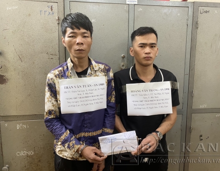 Đối tượng Hoàng Văn Thắng (áo đen) và đối tượng Trần Văn Tuấn
