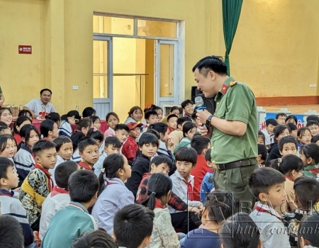 Giao lưu, tuyên truyền pháp luật và kỹ năng sống cho các em học sinh Tiểu học và THCS
