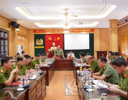 Đại tá Hà Văn Tuyên – Uỷ viên BTV Tỉnh uỷ, Bí thư Đảng uỷ, Giám đốc Công an tỉnh; đồng chí Nguyễn Văn Chương, Phó Chủ tịch UBMTTQ tỉnh đồng chủ trì Hội nghị