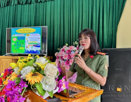 Thượng tá Nông Thị Thoa, Phó trưởng Phòng Quản lý xuất nhập cảnh phổ biến Luật và cảnh báo về các thủ đoạn đưa người xuất cảnh trái phép