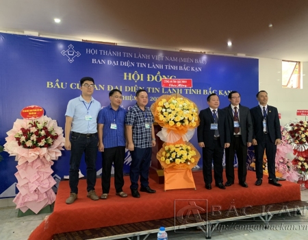Đại diện lãnh đạo Phòng An ninh nội địa tặng hoa chúc mừng thành công của Hội đồng bầu cử