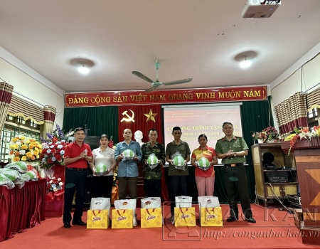 Tặng quà các gia đình chính sách