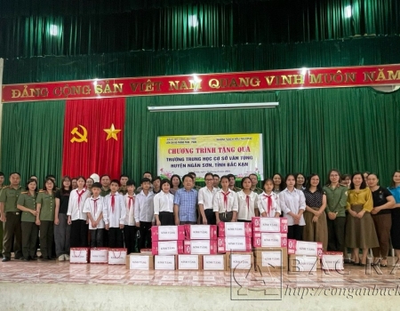 Đoàn công tác trao tặng sách và bánh kẹo cho nhà trường và các em học sinh