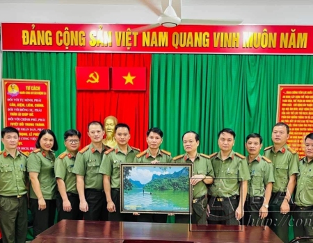 Thanh tra Công an Bắc Kạn tặng bức tranh giới thiệu về nét đẹp Hồ Ba Bể cho Thanh tra Công an tỉnh Hà Giang