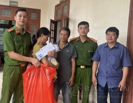 Đồng chí Thượng tá Dương Văn Thắng, Phó trưởng Phòng Cảnh sát PCCC và CNCH cùng đồng đội và lãnh đạo xã trao quà cho gia đình ông Hà