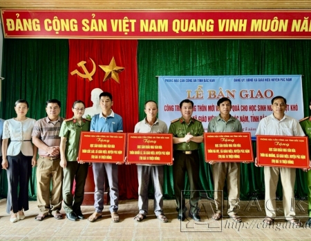 Đại diện lãnh đạo Phòng Hậu cần và Đảng ủy, UBND, Công an xã Giáo Hiệu trao tặng 04 bục sân khấu cho các thôn Nà Muồng, Nà Mỵ, Khuổi Lè, Cốc Lào
