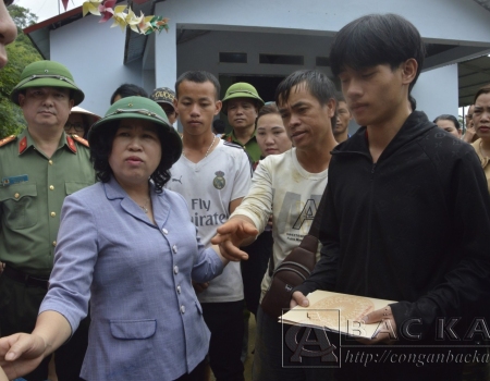 Đồng chí Phương Thị Thanh, Phó Bí thư Thường trực Tỉnh ủy, Chủ tịch HĐND tỉnh làm trưởng đoàn đến thăm, động viên gia đình người bị nạn