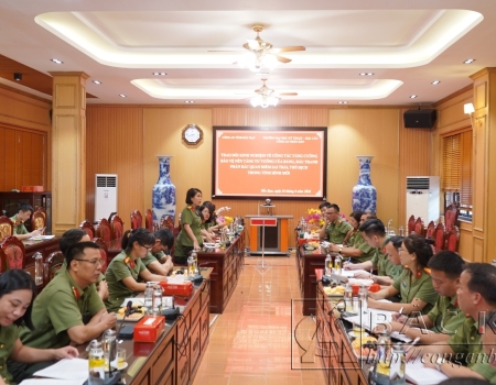 Các học viên lớp học tham gia trao đổi về thực tiễn công tác tham mưu đấu tranh, phản bác