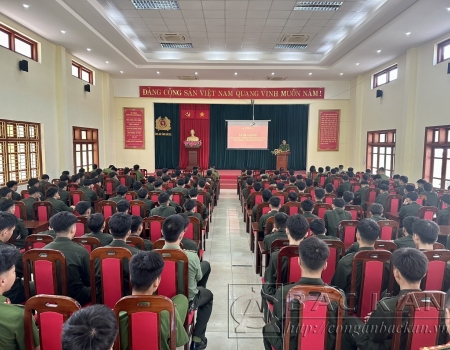 Bế giảng lớp huấn luyện nghiệp vụ chữa cháy và CNCH cho lực lượng Cảnh sát cơ động và chiến sĩ nghĩa vụ mới năm 2024