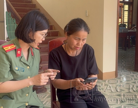 Phòng Quản lý xuất nhập cảnh Công an tỉnh hướng dẫn người dân đăng ký hồ sơ đề nghị cấp hộ chiếu trên Cổng Dịch vụ công quốc gia