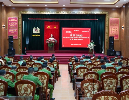 Bế giảng lớp đào tạo trình độ cao cấp lý luận chính trị hệ tập trung, khoá 42 mở tại Công an tỉnh Bắc Kạn