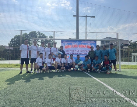 Hai đội bóng chụp ảnh lưu niệm