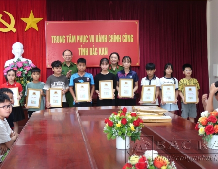Lãnh đạo phòng Cảnh sát QLHC về TTXH Công an tỉnh trao những tấm thẻ Căn cước đầu tiên cho trẻ em trên địa bàn thành phố Bắc Kạn