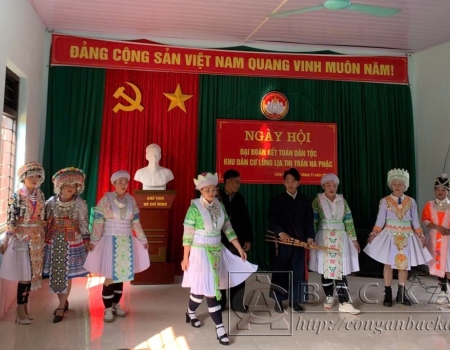 Tiết mục văn nghệ chào mừng Ngày hội của bà con nhân dân tổ dân phố Lũng Lịa