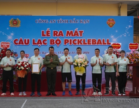 Đồng chí Đinh Quang Tuyên, Uỷ viên Ban thường vụ Tỉnh uỷ, Phó Chủ tịch thường trực UBND tỉnh Bắc Kạn; Đại tá Hà Văn Tuyên, Uỷ viên Ban thường vụ Tỉnh uỷ, Bí thư Đảng uỷ, Giám đốc Công an tỉnh trao quyết định và tặng hoa chúc mừng Ban Chủ nhiệm Câu lạc bộ