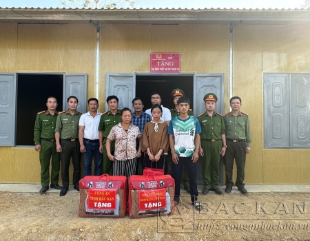 ​​​​​​​Trao quà tặng hộ ông Vừ A Bình, xã Xuân Lạc, huyện Chợ Đồn