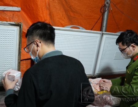 Lực lượng chức năng kiểm tra và phát hiện nhiều sản phẩm là thực phẩm đông lạnh không rõ nguồn gốc xuất xứ tại một cửa hàng ở thị trấn Bằng Lũng, huyện Chợ Đồn.