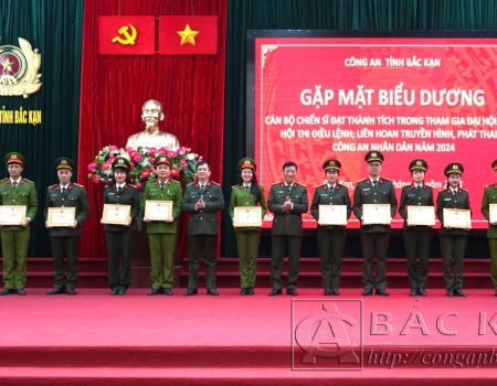 Đại tá Hà Trọng Trung và Đại tá Thăng Quang Huy trao tặng Giấy khen cho CBCS đạt thành tích cao
