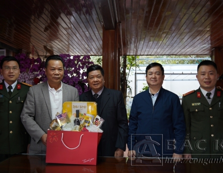 Đoàn thăm, tặng quà Đồng chí Mai Thế Dương, nguyên Ủy viên Ban Chấp hành Trung ương Đảng, nguyên Phó Chủ nhiệm Thường trực Ủy ban Kiểm tra Trung ương, nguyên Bí thư Tỉnh ủy Bắc Kạn, nguyên Giám đốc Công an tỉnh Bắc Kạn