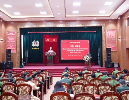 Đại tá Hà Trọng Trung, Phó Bí thư Đảng uỷ, Phó Giám đốc Công an tỉnh chủ trì hội nghị