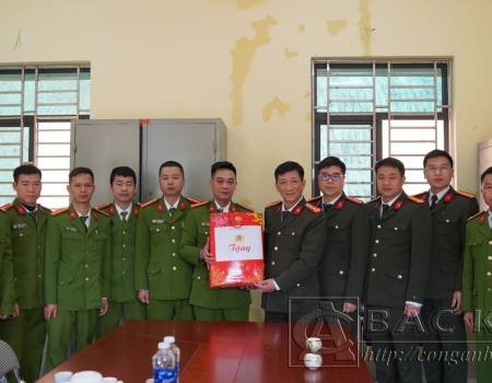 Đại tá Hà Trọng Trung, Phó Bí thư Đảng uỷ, Phó Giám đốc Công an tỉnh tặng quà Công an xã Quang Phong, huyện Na Rì