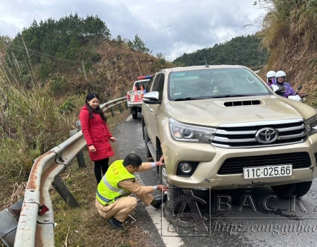 Lực lượng Cảnh sát giao thông hỗ trợ người dân khắc phục sự cố phương tiện tham gia giao thông