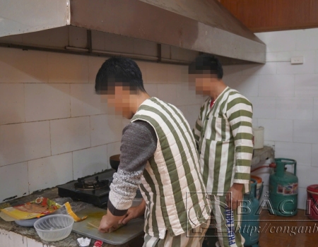 Các phạm nhân cùng nhau vào bếp chuẩn bị cho bữa cơm