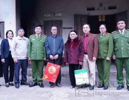 Lãnh đạo Công an tỉnh và Ngân hàng chính sách xã hội trao quà tặng gia đình được vay vốn theo Quyết định số 22 của Thủ tướng Chính phủ
