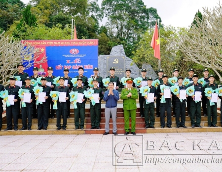  Đảng bộ Phòng Cảnh sát cơ động tổ chức kết nạp đảng viên mới tại Khu di tích lịch sử Coỏng Tát xã Thượng Ân, huyện Ngân Sơn, nơi thành lập Chi bộ Chí Kiên - Chi bộ Đảng đầu tiên của tỉnh Bắc Kạn.