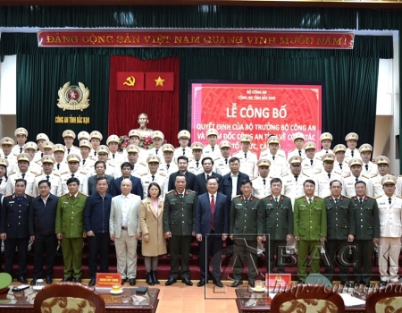 Đồng chí Bí thư Tỉnh uỷ chúc mừng Công an tỉnh Bắc Kạn hoàn thành sắp xếp tổ chức bộ máy mới và các đồng chí được bố trí, điều động.