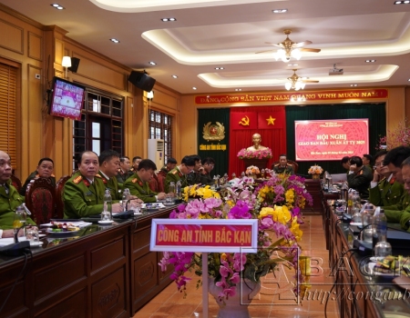 Đại tá Hà Văn Tuyên, Uỷ viên BTV Tỉnh uỷ, Bí thư Đảng uỷ, Giám đốc Công an tỉnh chủ trì hội nghị tại điểm cầu Công an Bắc Kạn