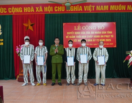 Thượng tá Vũ Đức Thiện, Giám thị Trại tạm giam Công an tỉnh trao quyết định cho các phạm nhân