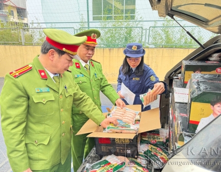 Lực lượng chức năng kiểm đếm hàng hoá