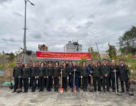 Cán bộ chiến sĩ Phòng Hậu cần Công an tỉnh hưởng ứng “Tết trồng cây đời đời nhớ ơn Bác Hồ”