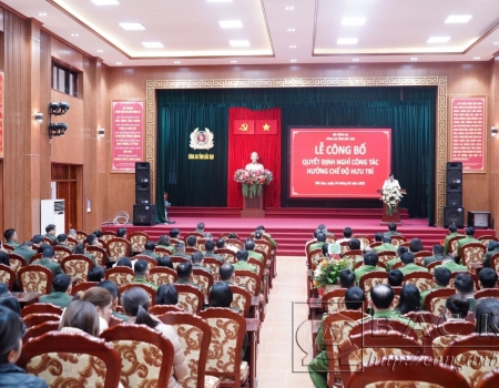 Ảnh: Lễ công bố quyết định nghỉ công tác hưởng chế độ hưu trí