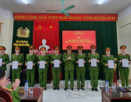 Thượng tá Ma Xuân Thịnh – Trưởng Phòng Cảnh sát cơ động trao quyết định cho công dân hoàn thành nghĩa vụ