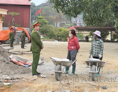 Công an thị trấn Vân Tùng, huyện Ngân Sơn hướng dẫn công nhân tại các công trường khai báo thông tin cư trú, tránh để ảnh hưởng đến năng suất của người lao động