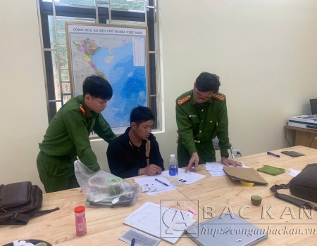 Công an xã Bộc Bố thực hiện các thủ tục bàn giao đối tượng cho Công an tỉnh Hà Giang
