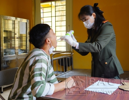 Bác sỹ Bệnh xá Công an tỉnh khám sức khoẻ cho phạm nhân