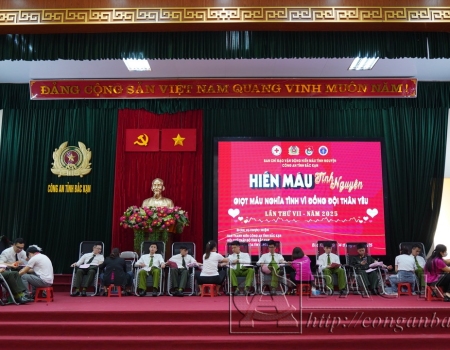 Cán bộ, chiến sỹ tham gia chương trình hiến máu tình nguyện